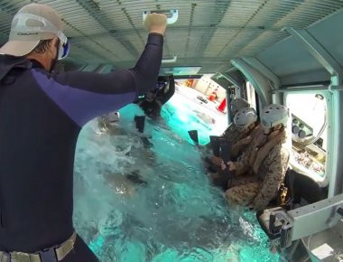 Βίντεο: Εξομοίωση συντριβής ελικοπτέρου στην θάλασσα - Αμερικανοί Πεζοναύτες πρέπει να βγουν με δεμένα τα μάτια